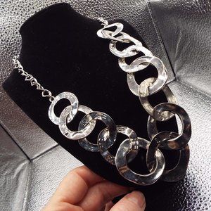 VINTAGE JULES SILVERY SHINY INTERLOCKING HAMMERED CIRCLES NECKLACE 22
